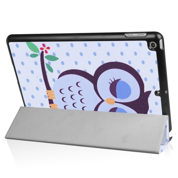 Til iPad 9.7 (2018)/9.7 (2017) Trifoldet stativetui - Napping Owl Multicolor