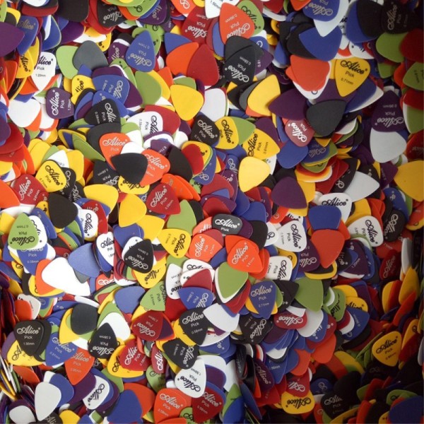 50 plektrum med boks for elektrisk & akustisk gitar Multicolor