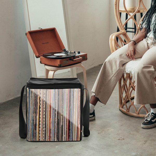 Koteloon mahtuu jopa 50 vinyylilevyjen LP-levyn järjestäjää Black