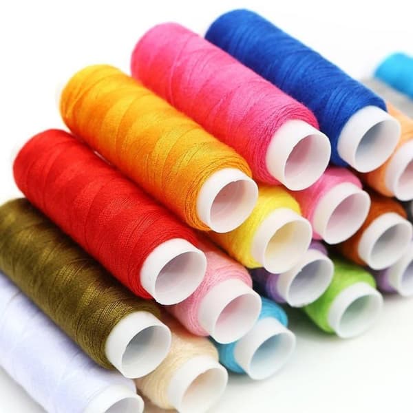 Ompelusarja kotiin ja matkoille Lankaa ja neula, useissa eri väreissä - 172 osaa Multicolor