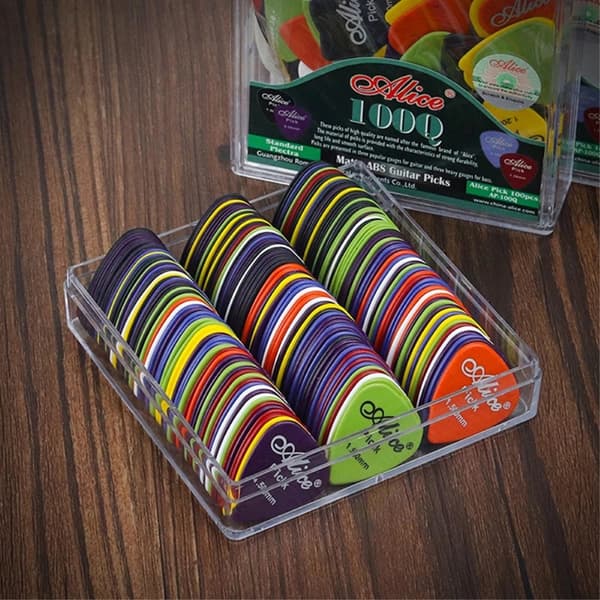 24 plektriä laatikolla sähkö - ja akustiselle kitaralle Multicolor