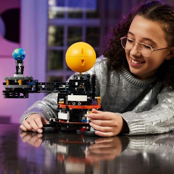 Byggsats Lego Technic 42179 Planet Earth and Moon in Orbit