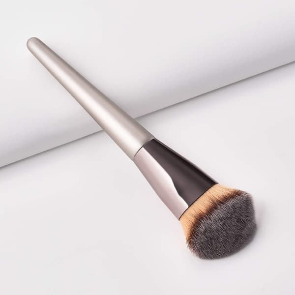Vinklet Champagnefarget Flytende Foundation/Rouge/Ansiktspudder/Ansiktskontur Blending Buffer Sminkekost