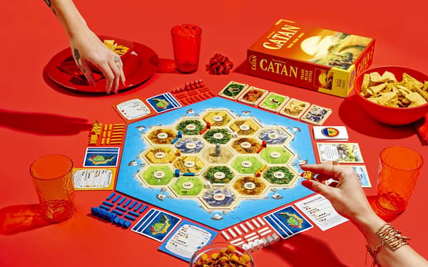 Catan: Seikkailulautapeli aikuisille ja perheille 10-vuotiaasta alkaen
