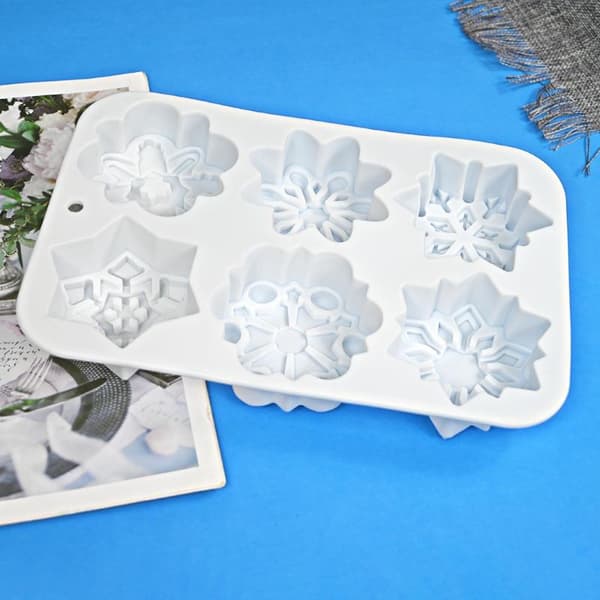 6-hulls snøfnugg silikon duftlysform med relieffblomsterblad