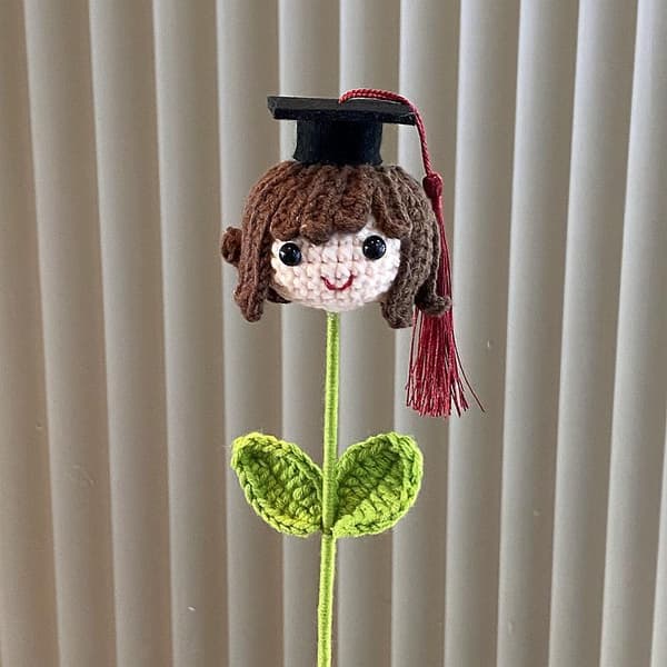 1 stk. strikket studenterhue buket plysblomst til dreng A2