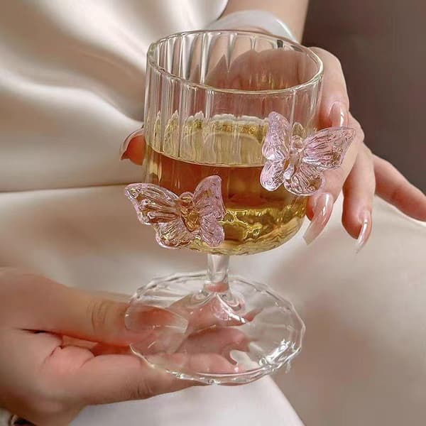 Sommerfugldekorerte vinglass A
