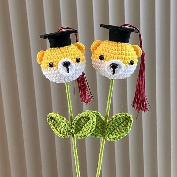 1 stk. strikket studenterhue buket plysblomst til dreng A2