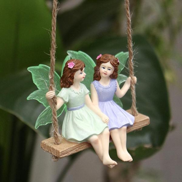 Fairy På En Gunga Hängande Staty