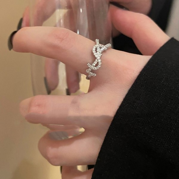 Punkstil Glitrende Rhinestone Planet Bokstaver Ringåpning Adj C