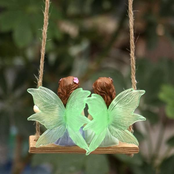 Fairy På En Gunga Hängande Staty