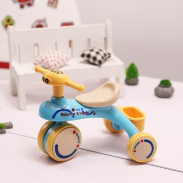 Mini simulationsdukkehus samlet trehjulet cykelmodel legetøj hjemmeindretning A1