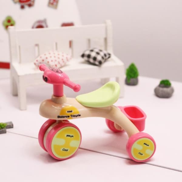 Mini simulationsdukkehus samlet trehjulet cykelmodel legetøj hjemmeindretning A1