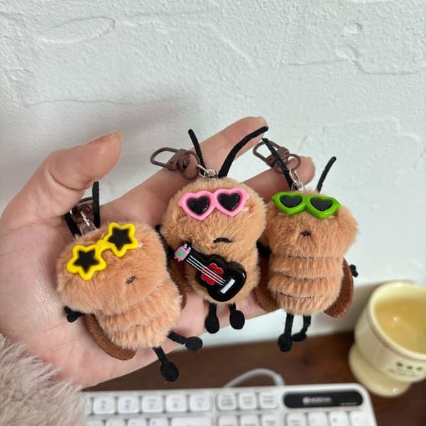 Kreativ tecknad kackerlackadocka plysch nyckelring rolig kackerlacka A5