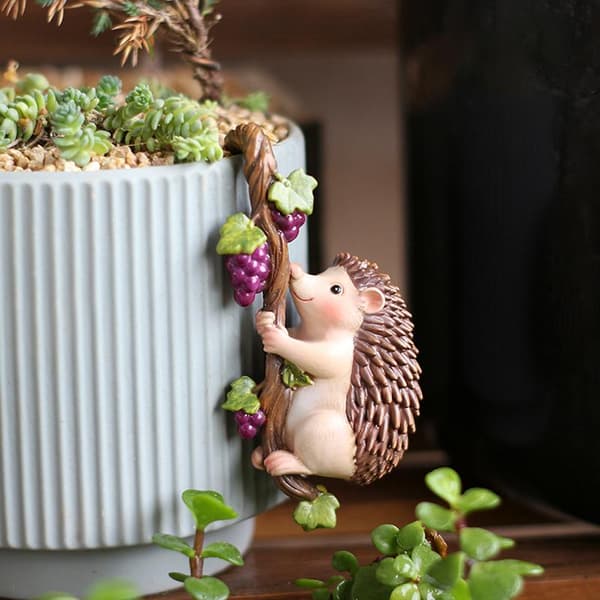 Klättrande igelkottfigur Blomkrukekramare