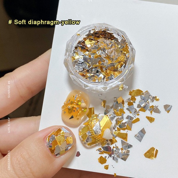 1 boks uregelmessig formede fragmenter glitrende neglepaljetter Dobbel C Yellow