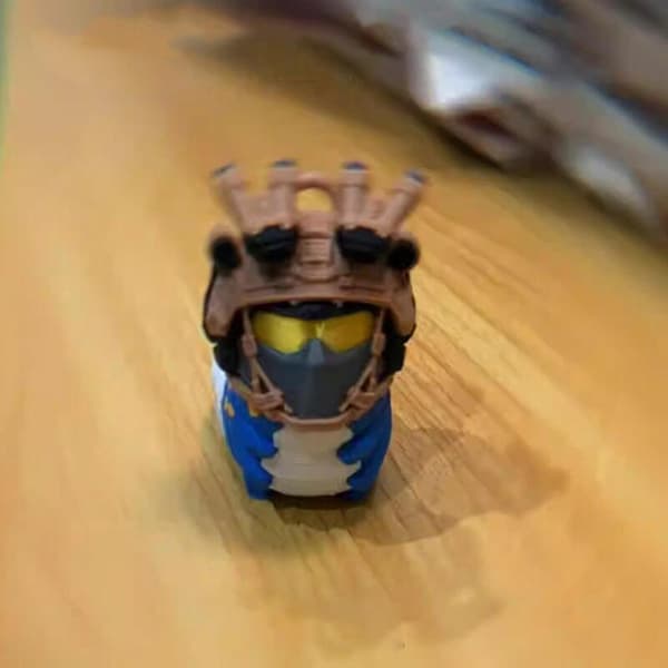 Avtakbar taktisk hjelm Force Bug nøkkelring 3D-printet spill A2