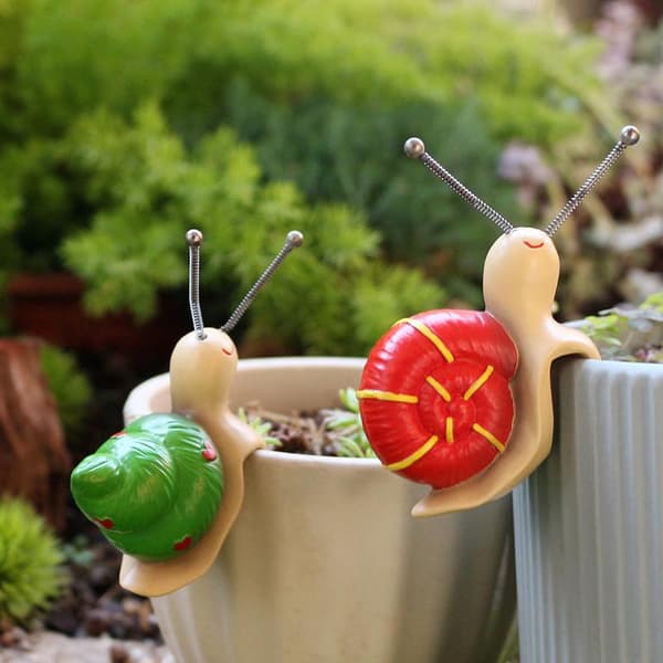 Krukke-klemmer blomsterfigur i harpiks snegl