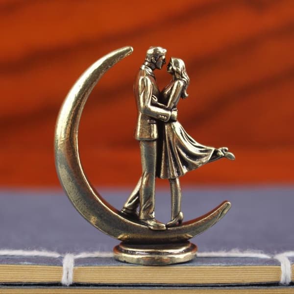 Messingpar omfavner statue Moderne kunstfigur Elsker Hjemmedekor Bronze