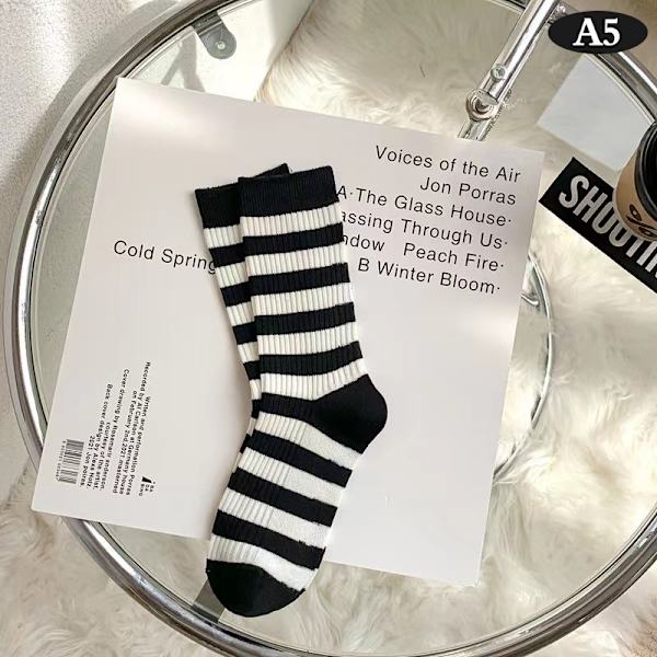 Damstrumpor Höst Enkel Casual Svart Vit Randiga Pile Socks A5