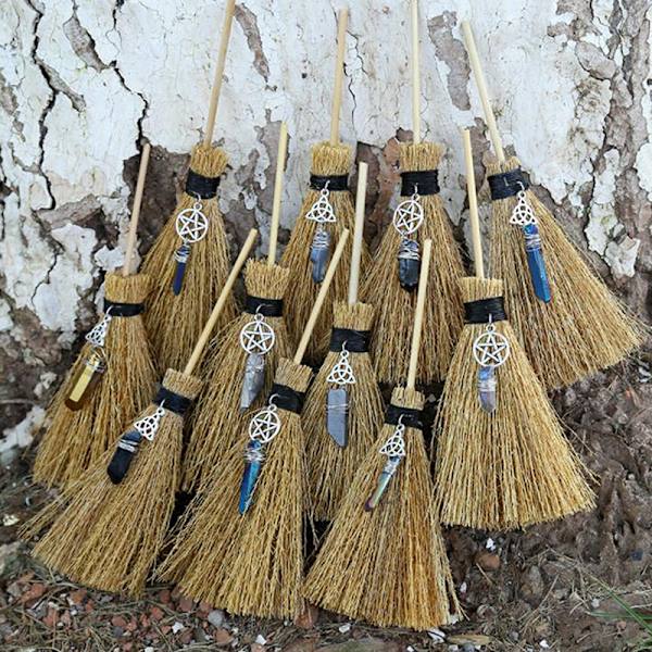 1PC Mini Witches Broom Kaulakoru Riipus Charm Crystal Broom Wit D