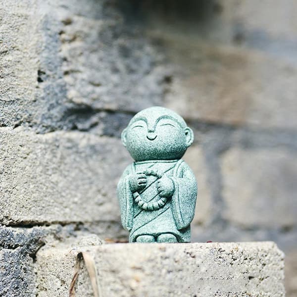 Slitesterk miniatyrstatue Utsøkt liten munkefigur Hånd A7