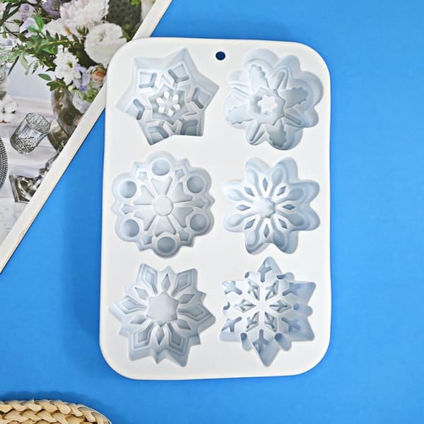 6-hulls snøfnugg silikon duftlysform med relieffblomsterblad