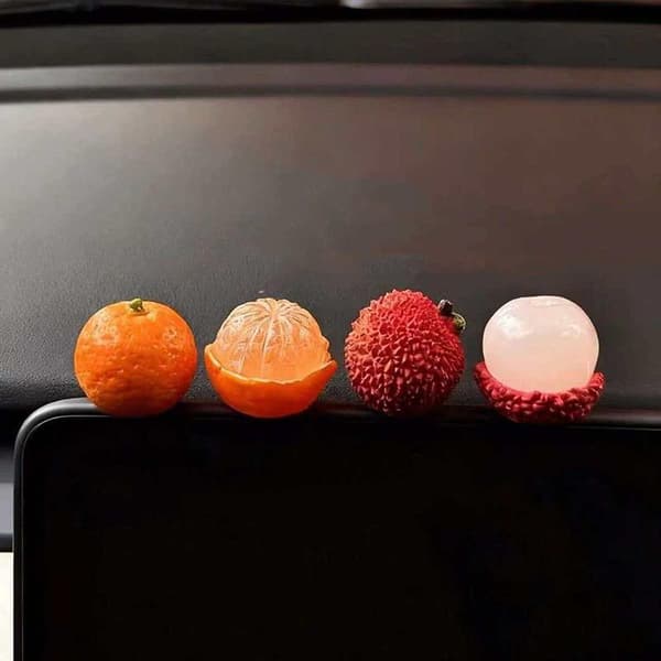 4 stk. tegneserie appelsin litchi bilpynt til midterkonsol A1