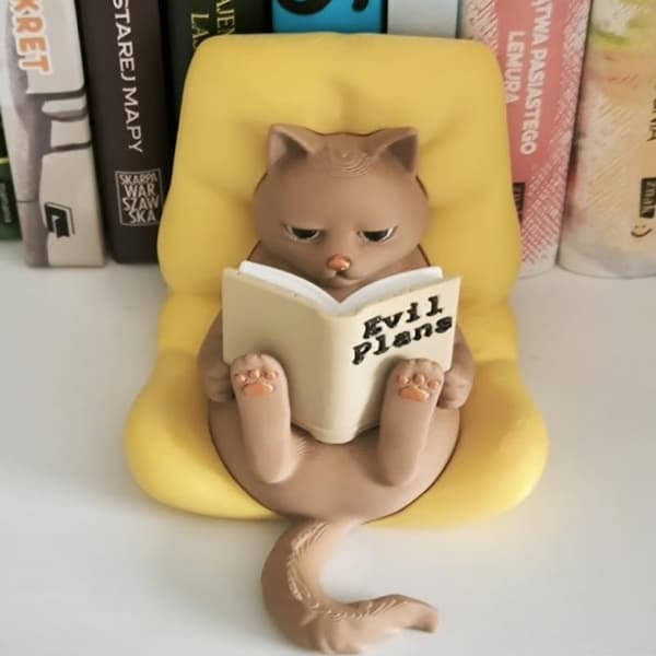 3D-printet lesende kattefigur Morsom lat kattepositur Kattepynt
