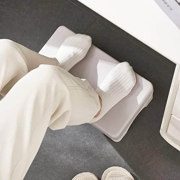 Ergonominen jalkatuki white
