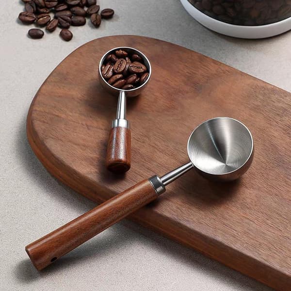 Kaffeske i valnøddetræ med håndtag i rustfrit stål måleske A8