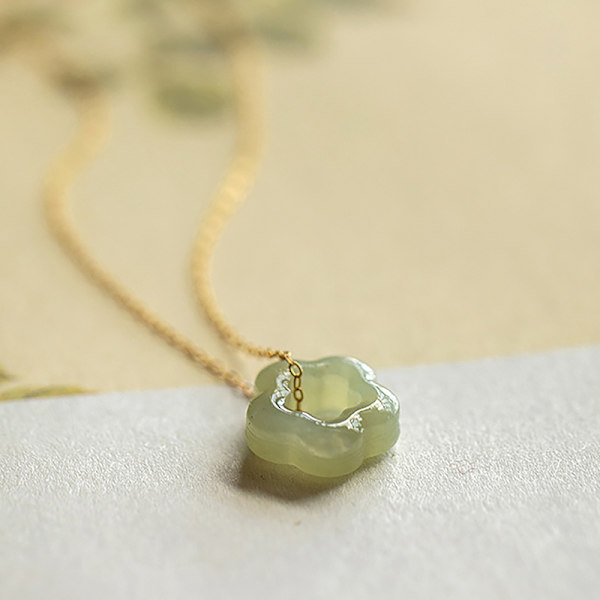 Vintage imitation Hetian Jade Halsband Flower Pendant Hollow Cl A1
