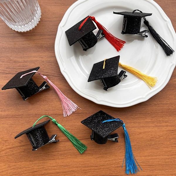 2 stk. kvast til studenterhue, mini doktorhat, hårklemme, pandebånd A2