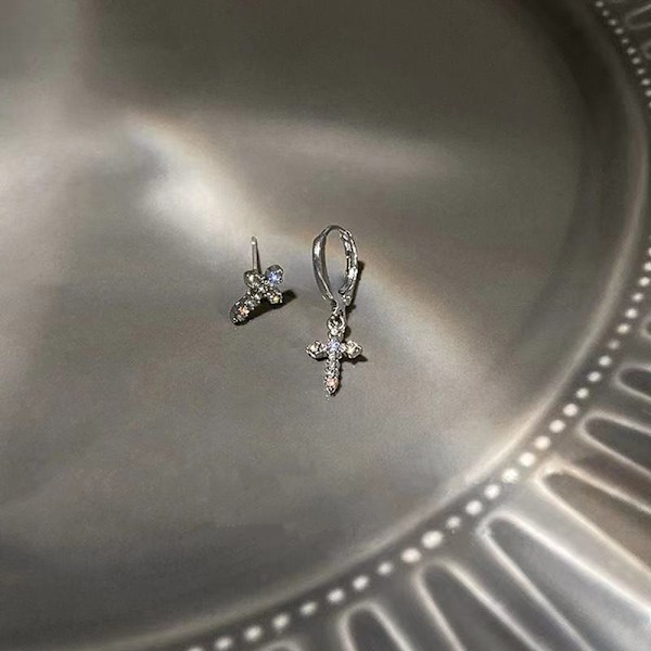 Personality Asymmetrisk Cross Stud Örhängen För Kvinnor Zircon Cro