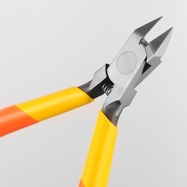 Præcisionsskarpe tænger i kulstofstål til puslespil 3D-model som A