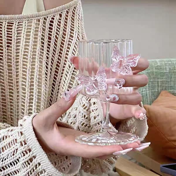 Sommerfugldekorerte vinglass A