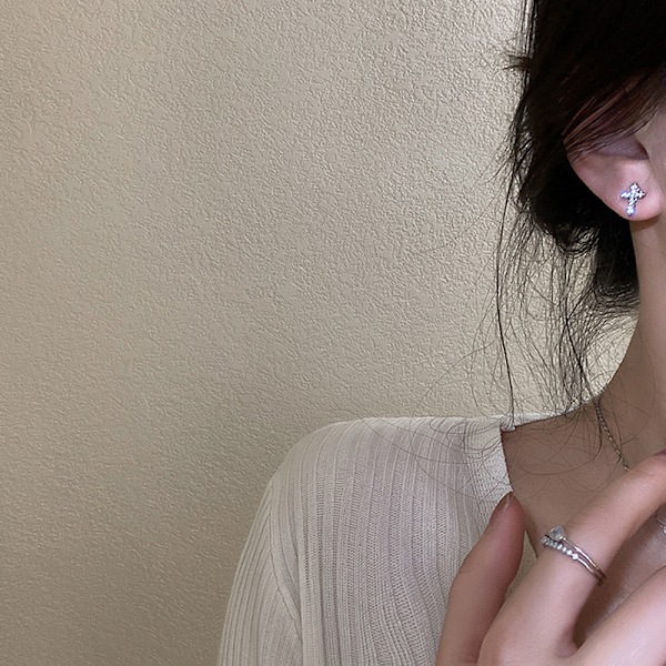 Personality Asymmetrisk Cross Stud Örhängen För Kvinnor Zircon Cro
