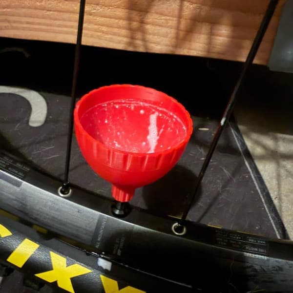 Dækforseglings tragt med ventilspindeladapter Letanvendeligt værktøj til B Red