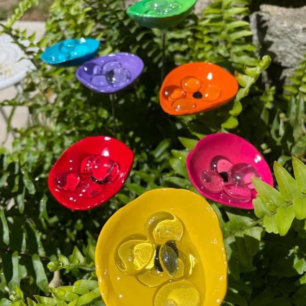 Färgglada blomsterpinnar Bi-dricksvattenkoppstation Fjäril A10