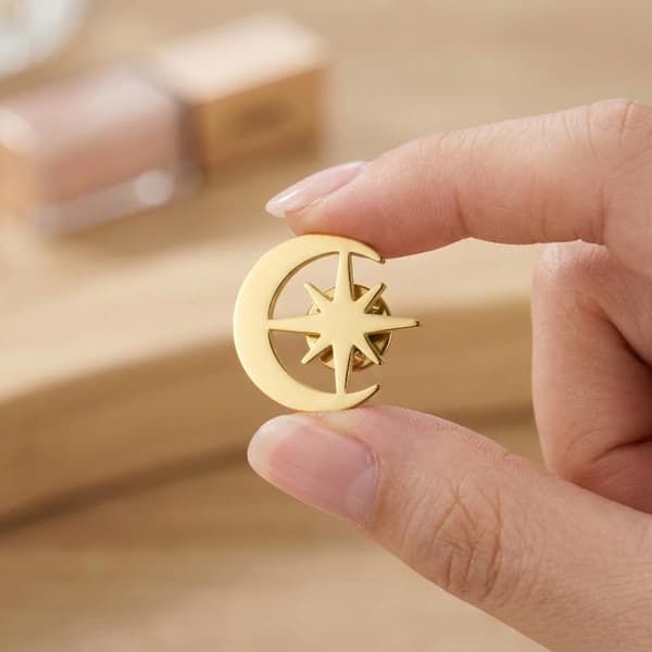 Broche til kvinder og piger i rustfrit stål med sol, måne og stjerne, reversnål Gold