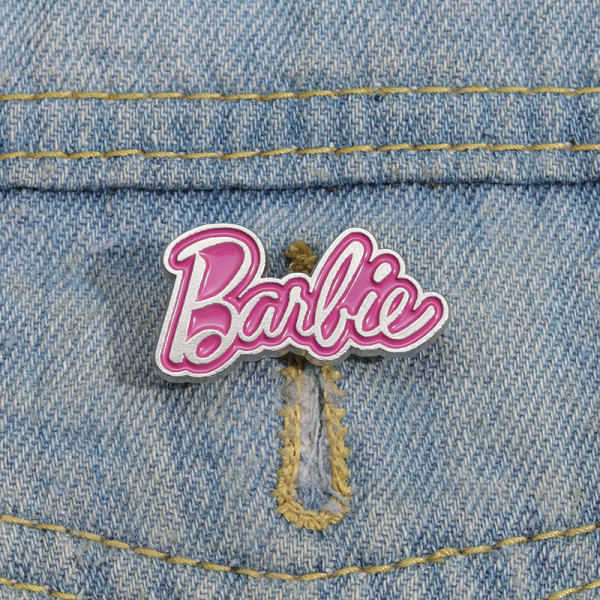 Vaaleanpunainen Barbie Letter Enamel rintaneulat Reppuihin Vaatteet Allo