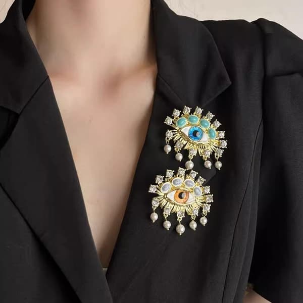 Luksuriøse Rhinestone Devil Eyes Brosjer for Kvinner Karakter Pins A2