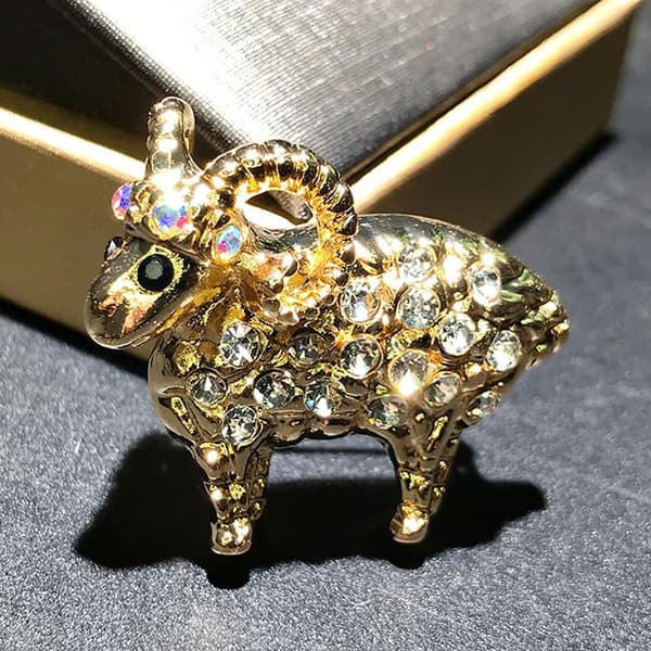 Elegant Brosch i Får- Getform med Strass och Pärlor, Kavajnål A9