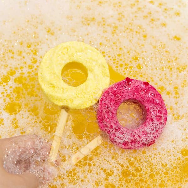 e Lollipop badebombe for morsom badetid Pink