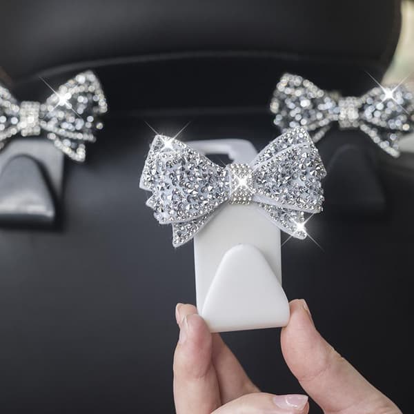 Bil nakkestøttekroker med glitrende rhinestone sløyfedekor og solid E