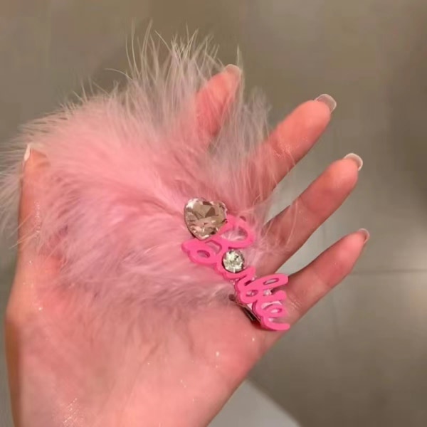 Fjer-hårnål med lyserødt Barbie-bogstav og rhinsten i vind White