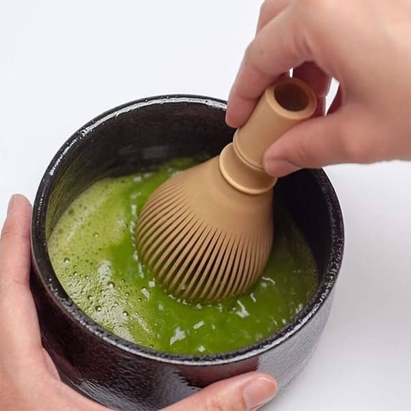 Matcha-visp i harpiks med flat, stabil base og kam C