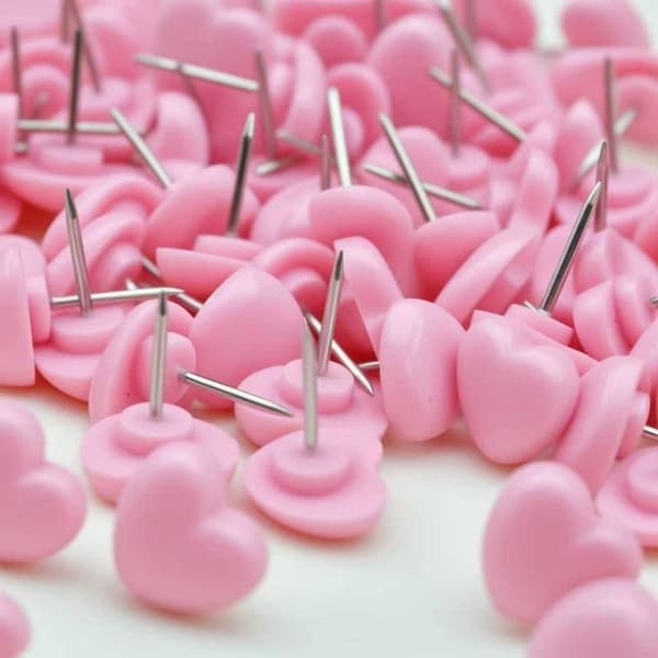 Hjerteformede tegnestifter af plast Pink