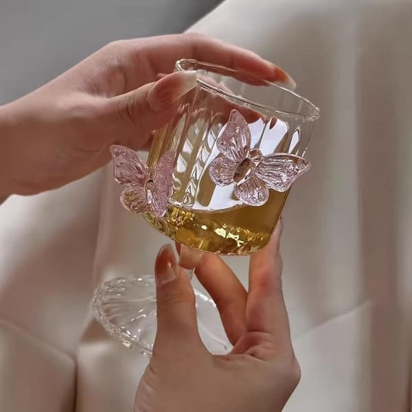 Sommerfugldekorerte vinglass A