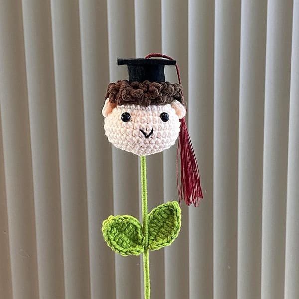 1 stk. strikket studenterhue buket plysblomst til dreng A1